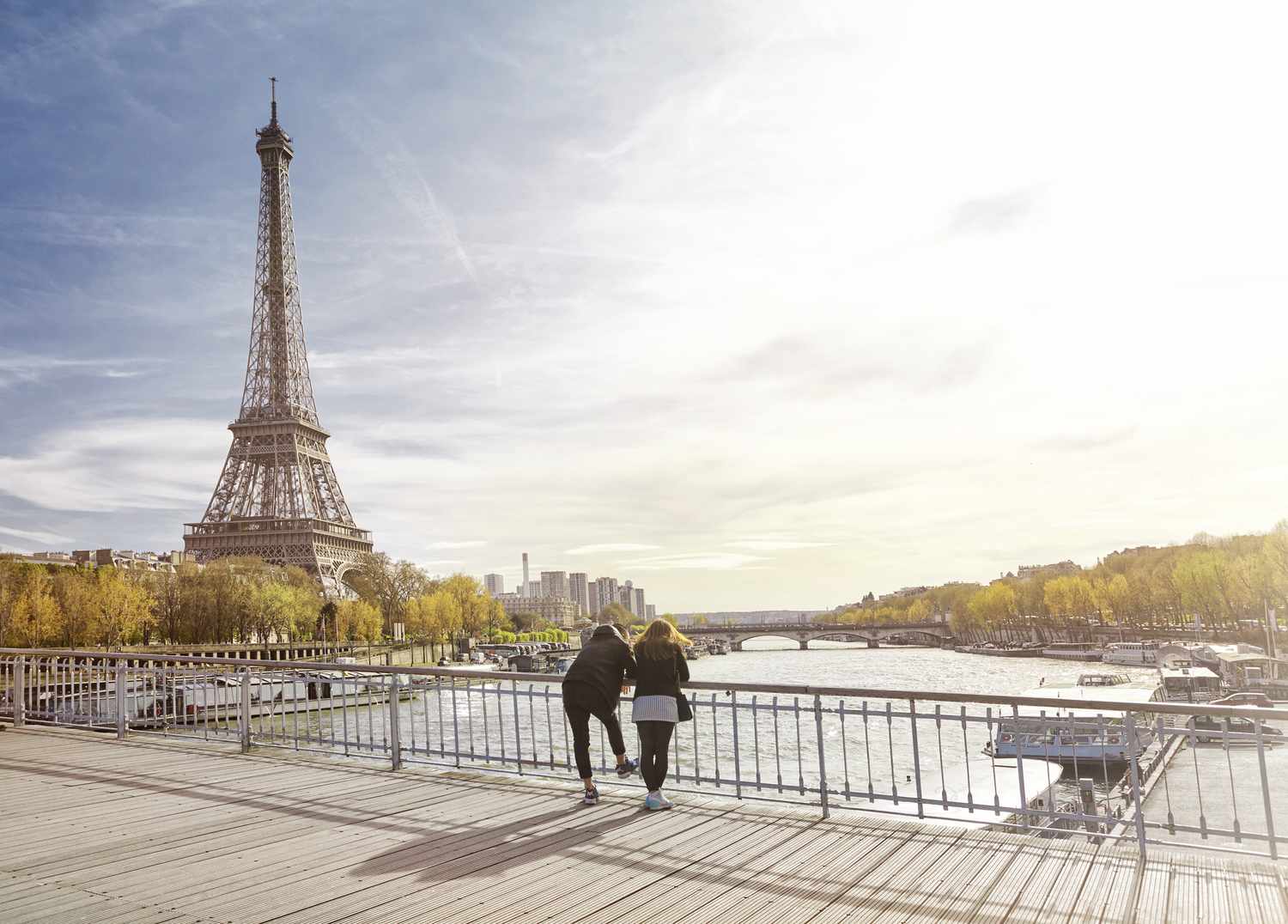 tourist-couple-looking-at-the-eiffel-tower--paris--france-824655766-2e1c4eca61eb4619aabf8e048cf195db_2rDlSICn1X.jpg